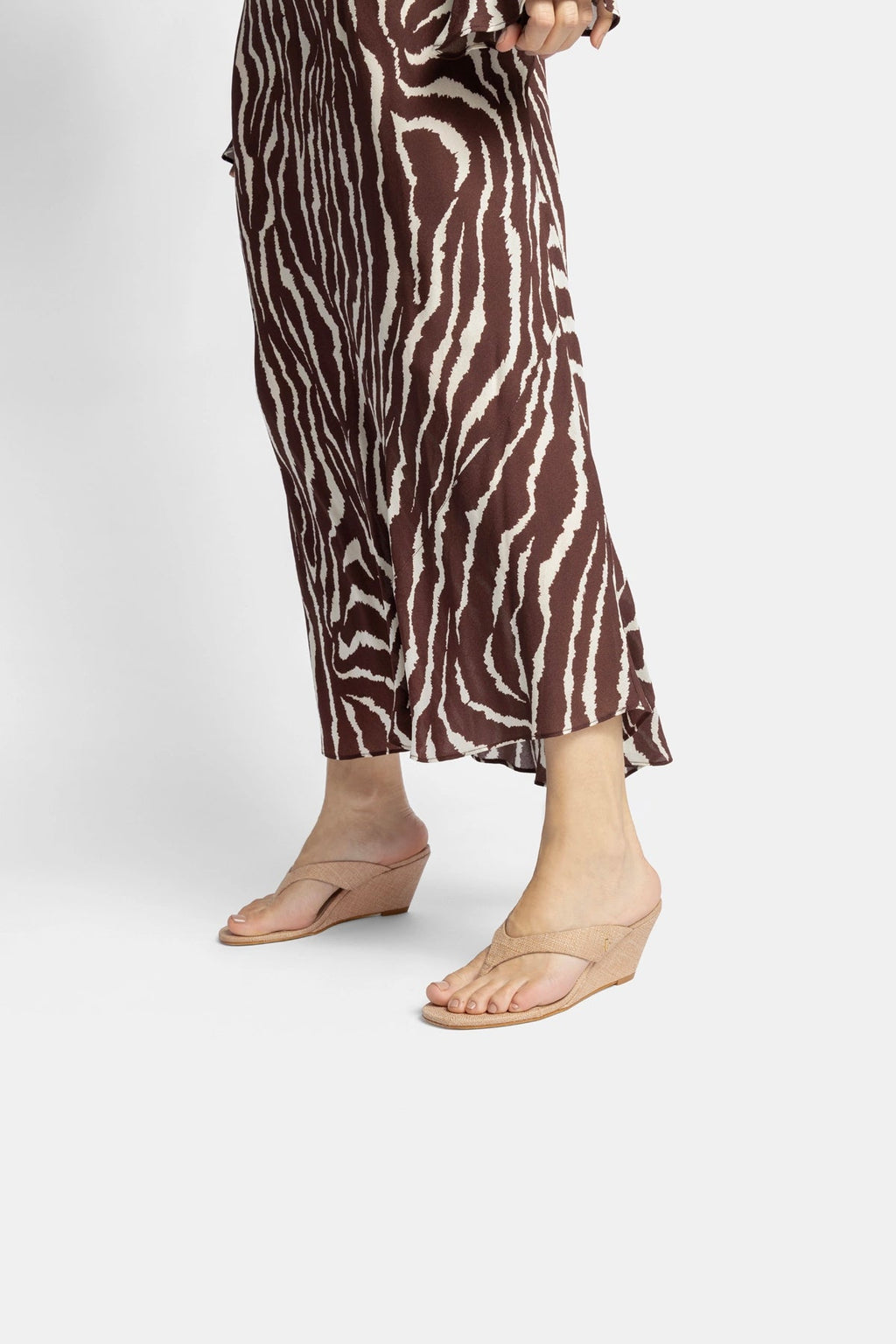 Larroude Gaia Low Wedge In Beige Raffia